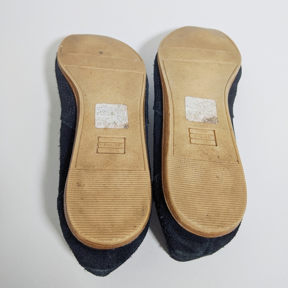 TOMS criss cross detailed suede black flats - Picture 4 of 5